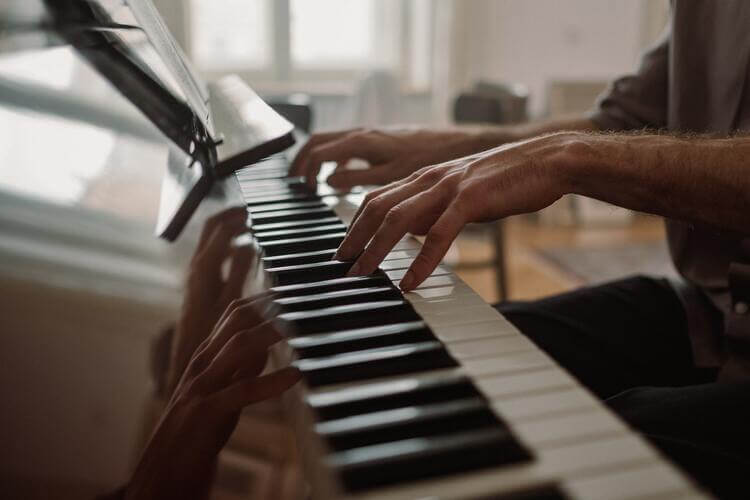 un pianista zurdo está tocando el piano